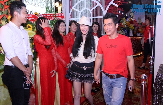 Phi Thanh Vân đi sự kiện với thân hình gầy gò vì ốm nghén 